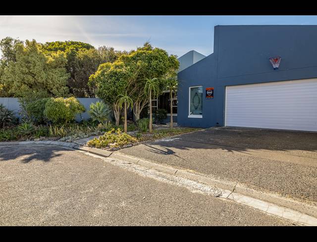 3 BEDROOM FREESTANDING SOLD IN MELKBOSSTRAND CENTRAL